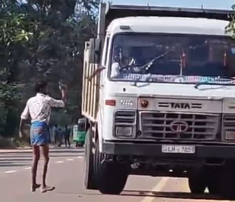 மண் கடத்தலை காட்டிக்கொடுத்ததாக தெரிவித்து டிப்பர் வாகனத்தை மறித்து தாக்குதல்!