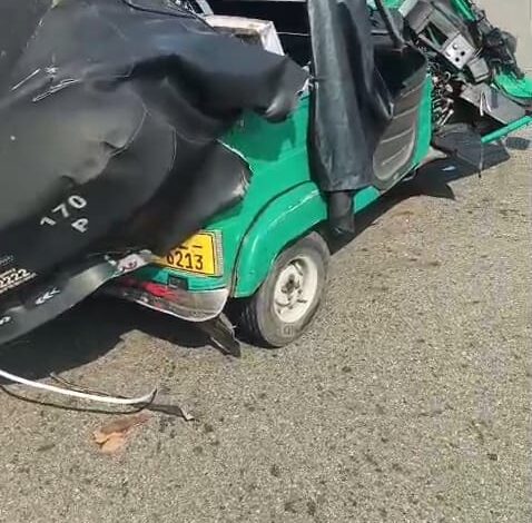 யாழில் விபத்து: வெளிநாட்டுச் சுற்றுலாப் பயணிகள் உட்பட மூவர் படுகாயம்!