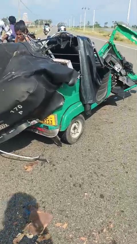 யாழில் விபத்து: வெளிநாட்டுச் சுற்றுலாப் பயணிகள் உட்பட மூவர் படுகாயம்!