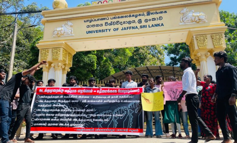 பொலிஸ் விசாரணைக்கு எதிர்ப்பு தெரிவித்து யாழ்.பல்கலைக்கழக மாணவர்கள் போராட்டம்!