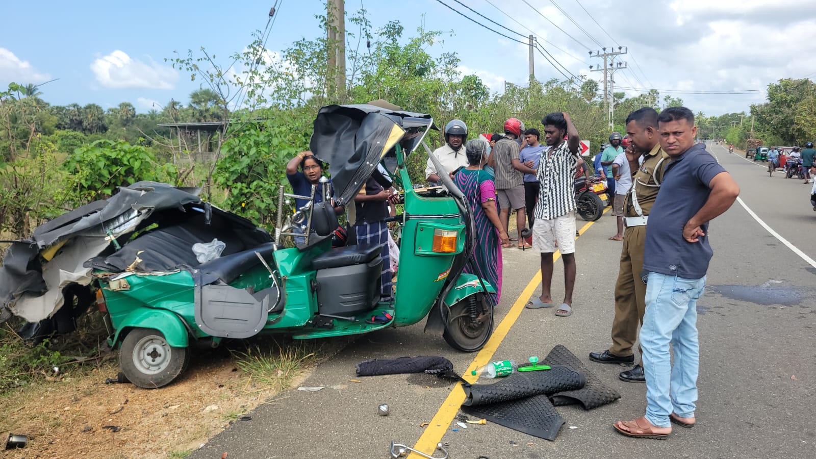 யாழ்.சரசாலை வாகன விபத்தில் தாயும் மகளும் பலி!