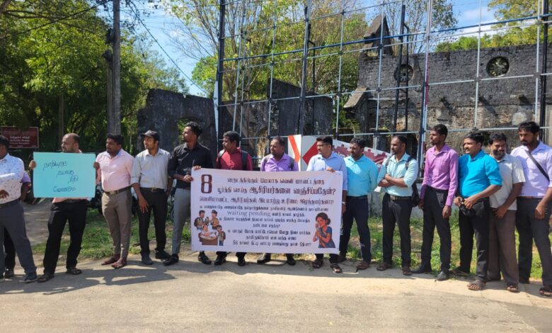 வடக்கு மாகாண ஆளுநர் அலுவலகம் முன்பாக ஆசிரியர்கள் போராட்டம்!