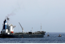 சோமாலிய கடற்கொள்ளையர்களால் 17 மாலுகளுடன் கடத்தப்பட்ட எண்ணெய் கப்பல்!