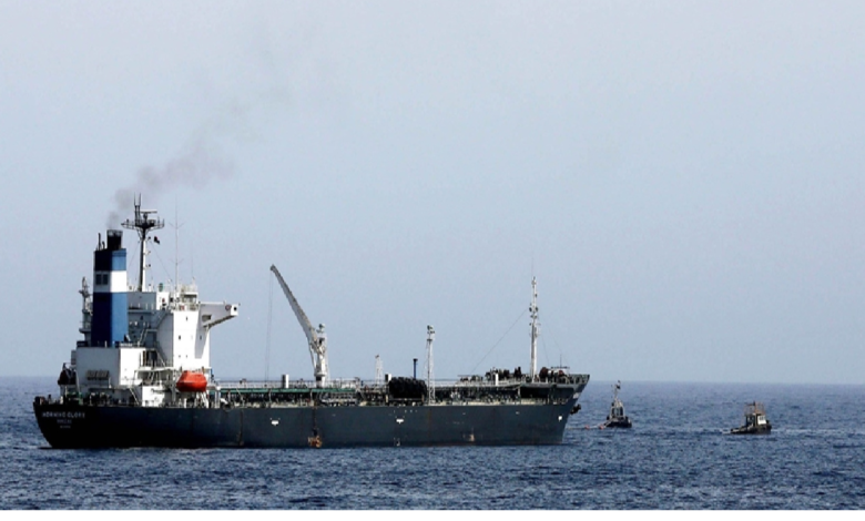 சோமாலிய கடற்கொள்ளையர்களால் 17 மாலுகளுடன் கடத்தப்பட்ட எண்ணெய் கப்பல்!