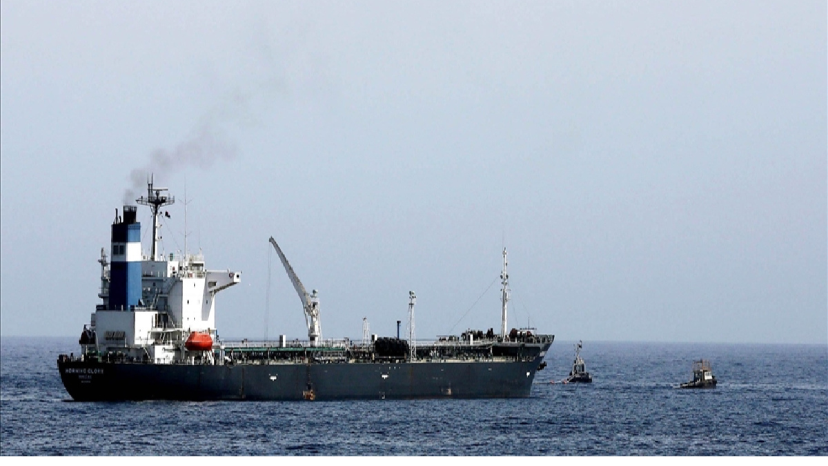 சோமாலிய கடற்கொள்ளையர்களால் 17 மாலுகளுடன் கடத்தப்பட்ட எண்ணெய் கப்பல்!