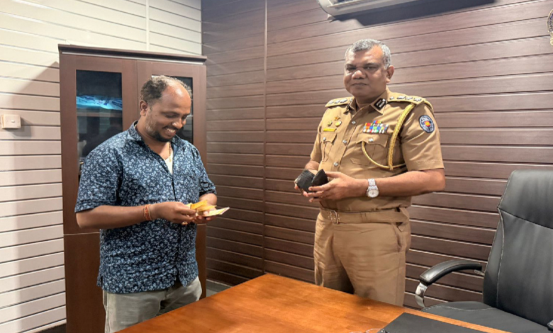 தான் கண்டெடுத்த பணப்பையை உரியவரிடம் ஒப்படைத்த யாழ்.பிராந்திய பொலிஸ் அத்தியட்சகர்!
