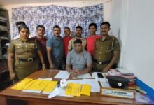 யாழ், சாவகச்சேரி மட்டுவில் பன்றித்தலைச்சி அம்மன் ஆலயத்தில் தாலுக்கொடி அறுத்த பெண் உட்பட மூவர் கைது செய்யப்பட்டுள்ளனர். கடந்த 30 ஆம் திகதி பங்குனித் திங்கள் வழிபாட்டில் ஈடுபட்ட பெண்ணின் தாலிக்கொடி அறுக்கப்பட்டதாக சாவகச்சேரி பொலிஸ் நிலைdயத்தில் முறைப்பாடு செய்யப்பட்டிருந்தது. அதற்கமைய சாவகச்சேரி பொலிஸ் நிலைய பொறுப்பதிகாரி ம.கோணேஸ்வரனின் வழிகாட்டலில், பெருங்குற்றப் பிரிவு பொலிஸ் பொறுப்பதிகாரி க. ஜெயரூபன் தலைமையிலான குழுவினர் விசாரணைகளை மேற்கொண்டனர். இதன்போது சம்பவ இடத்தில் இருந்த சிசிரிவி காணொளிகளை அடிப்படையாக கொண்டு மேற்கொள்ளப்பட்ட விசாணையில் இனங் காணப்பட்ட சந்தேக நபரான பெண் நேற்றைய தினம் மட்டுவில் பன்றித்தலைச்சி ஆலயத்தில் இடம்பெற்ற நான்காவது பங்குனி திங்கள் உற்சவத்தில் வைத்து கைது செய்யப்பட்டார். சந்தேக நபரிடம் மேற்கொள்ளப்பட்ட விசாரணையில் கிளிநொச்சி பிரதேசத்திலுள்ள ஆலயம் ஒன்றில் பிள்ளையார் சிலையின் பிற்பகுதியில் மறைத்து வைக்கப்பட்டிருந்த தாலிக்கொடி மீட்கப்பட்டதோடு சம்பவத்துக்கு பயன்படுத்தப்பட்ட 'மகிழ் ஊந்து' கைப்பற்றப்பட்டுள்ளது. பிரதான சந்தேக நபரான 58 வயதான பெண் உட்பட மூன்று சந்தேக நபர்கள் கைது செய்யப்பட்டனர். சந்தேக நபர்கள் இன்றைய தினம் சாவகச்சேரி நீதிமன்றில் ஆஜர்ப்படுத்தப்படவுள்ளனர்.