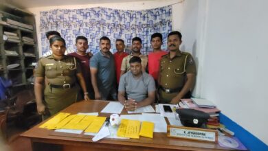 யாழ், சாவகச்சேரி மட்டுவில் பன்றித்தலைச்சி அம்மன் ஆலயத்தில் தாலுக்கொடி அறுத்த பெண் உட்பட மூவர் கைது செய்யப்பட்டுள்ளனர். கடந்த 30 ஆம் திகதி பங்குனித் திங்கள் வழிபாட்டில் ஈடுபட்ட பெண்ணின் தாலிக்கொடி அறுக்கப்பட்டதாக சாவகச்சேரி பொலிஸ் நிலைdயத்தில் முறைப்பாடு செய்யப்பட்டிருந்தது. அதற்கமைய சாவகச்சேரி பொலிஸ் நிலைய பொறுப்பதிகாரி ம.கோணேஸ்வரனின் வழிகாட்டலில், பெருங்குற்றப் பிரிவு பொலிஸ் பொறுப்பதிகாரி க. ஜெயரூபன் தலைமையிலான குழுவினர் விசாரணைகளை மேற்கொண்டனர். இதன்போது சம்பவ இடத்தில் இருந்த சிசிரிவி காணொளிகளை அடிப்படையாக கொண்டு மேற்கொள்ளப்பட்ட விசாணையில் இனங் காணப்பட்ட சந்தேக நபரான பெண் நேற்றைய தினம் மட்டுவில் பன்றித்தலைச்சி ஆலயத்தில் இடம்பெற்ற நான்காவது பங்குனி திங்கள் உற்சவத்தில் வைத்து கைது செய்யப்பட்டார். சந்தேக நபரிடம் மேற்கொள்ளப்பட்ட விசாரணையில் கிளிநொச்சி பிரதேசத்திலுள்ள ஆலயம் ஒன்றில் பிள்ளையார் சிலையின் பிற்பகுதியில் மறைத்து வைக்கப்பட்டிருந்த தாலிக்கொடி மீட்கப்பட்டதோடு சம்பவத்துக்கு பயன்படுத்தப்பட்ட 'மகிழ் ஊந்து' கைப்பற்றப்பட்டுள்ளது. பிரதான சந்தேக நபரான 58 வயதான பெண் உட்பட மூன்று சந்தேக நபர்கள் கைது செய்யப்பட்டனர். சந்தேக நபர்கள் இன்றைய தினம் சாவகச்சேரி நீதிமன்றில் ஆஜர்ப்படுத்தப்படவுள்ளனர்.