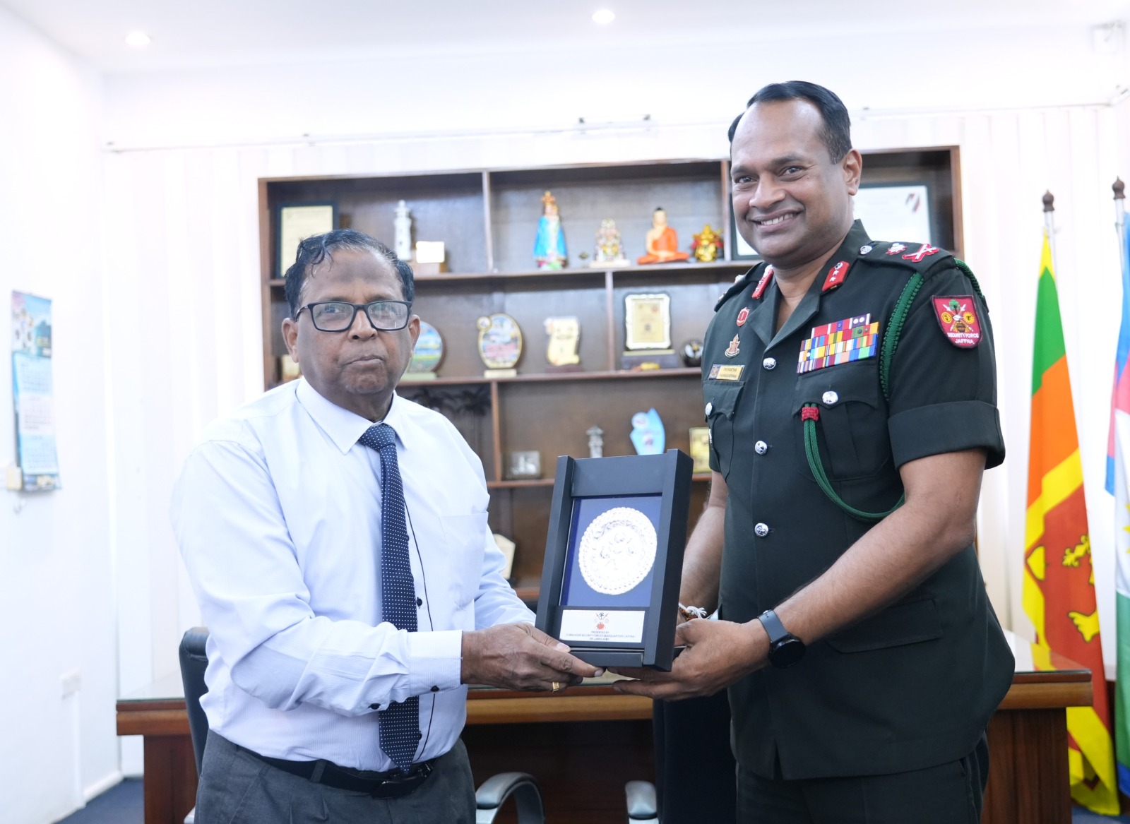 வடக்கு ஆளுநர் யாழ்.மாவட்ட புதிய கட்டளைத் தளபதி சந்திப்பு!