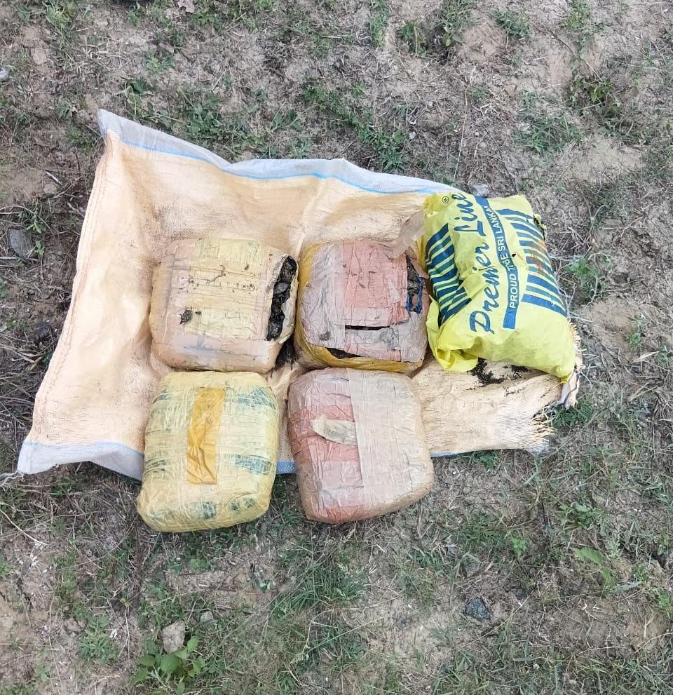 யாழ்.கொடிகாமம் பொலிஸ் நிலைய அயல் பாணியிலிருந்து கஞ்சா மீட்பு!