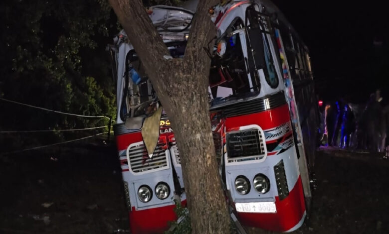 திருகோணமலையில் விபத்து : 13 பேர் படுகாயம்!