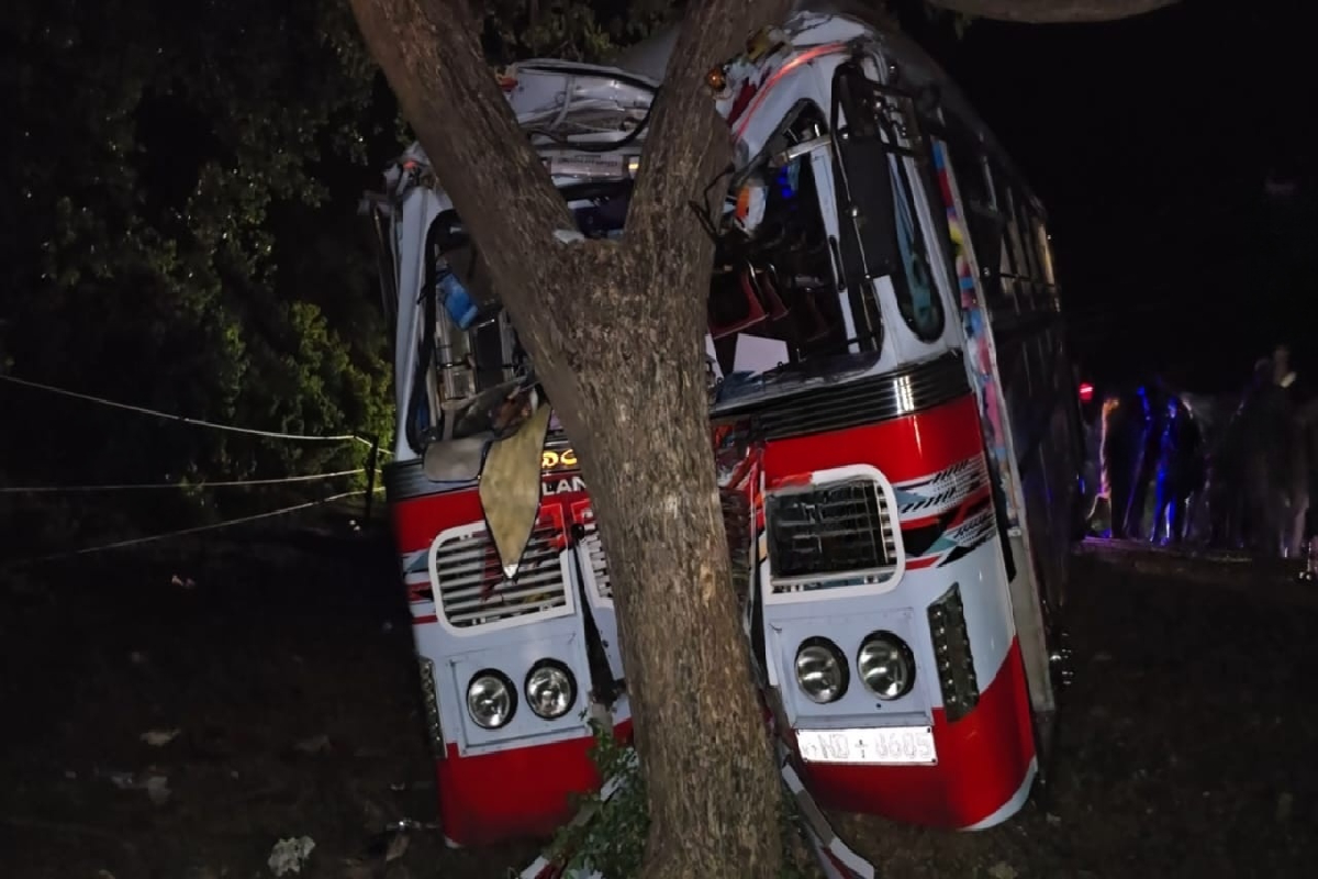 திருகோணமலையில் விபத்து : 13 பேர் படுகாயம்!