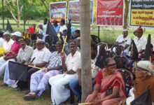 யாழ். வலிகாமம் வடக்கு, மயிலிட்டி பகுதியிலுள்ள தமது காணிகளில் இருந்து இராணுவம் வெளியேற வேண்டும் எனக் கோரி கறுப்புக்கொடிகளை பறக்க விட்டு காணி உரிமையாளர்கள் இன்று(