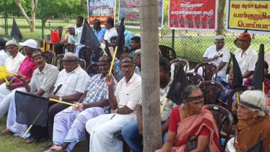 யாழ். வலிகாமம் வடக்கு, மயிலிட்டி பகுதியிலுள்ள தமது காணிகளில் இருந்து இராணுவம் வெளியேற வேண்டும் எனக் கோரி கறுப்புக்கொடிகளை பறக்க விட்டு காணி உரிமையாளர்கள் இன்று(