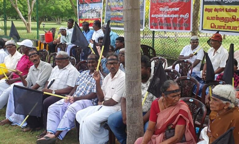 யாழ். வலிகாமம் வடக்கு, மயிலிட்டி பகுதியிலுள்ள தமது காணிகளில் இருந்து இராணுவம் வெளியேற வேண்டும் எனக் கோரி கறுப்புக்கொடிகளை பறக்க விட்டு காணி உரிமையாளர்கள் இன்று(