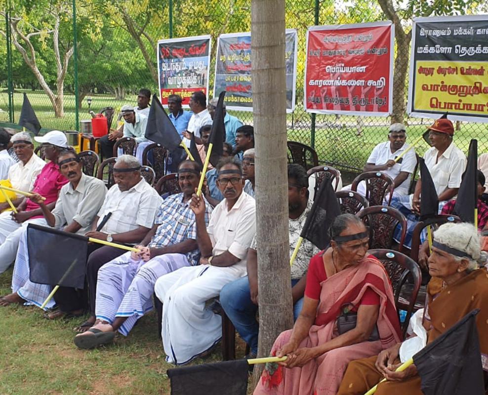 யாழ். வலிகாமம் வடக்கு, மயிலிட்டி பகுதியிலுள்ள தமது காணிகளில் இருந்து இராணுவம் வெளியேற வேண்டும் எனக் கோரி கறுப்புக்கொடிகளை பறக்க விட்டு காணி உரிமையாளர்கள் இன்று(
