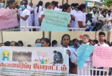 சுகாதார தொண்டர்கள் யாழ்.போதனா வைத்தியசாலை முன்பாக போராட்டம்