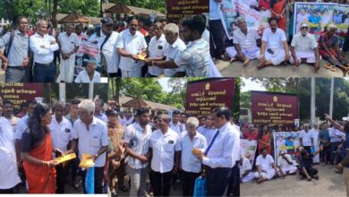 யாழ்.மாவட்டச் செயலகம் முன்பாக காணிகளை விடுவிக்கக்கோரி போராட்டம்!