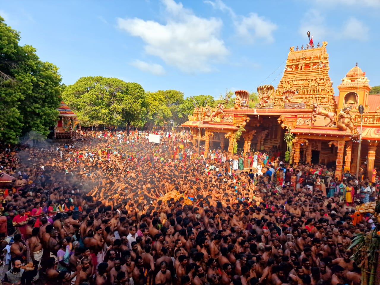 நயினை நாகபூசணி அம்மன் தேர்!
