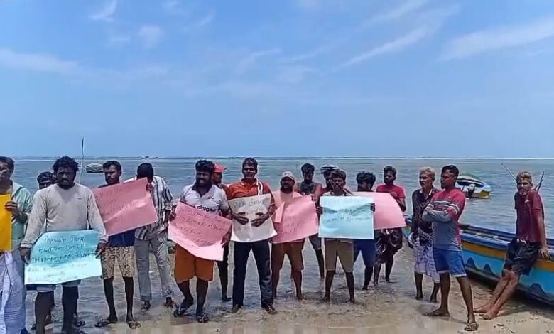 இந்திய மீனவர்களின். ஆக்கிரமிப்புக்கு எதிராக புங்குடுதீவு மீனவர்கள் போராட்டம்!