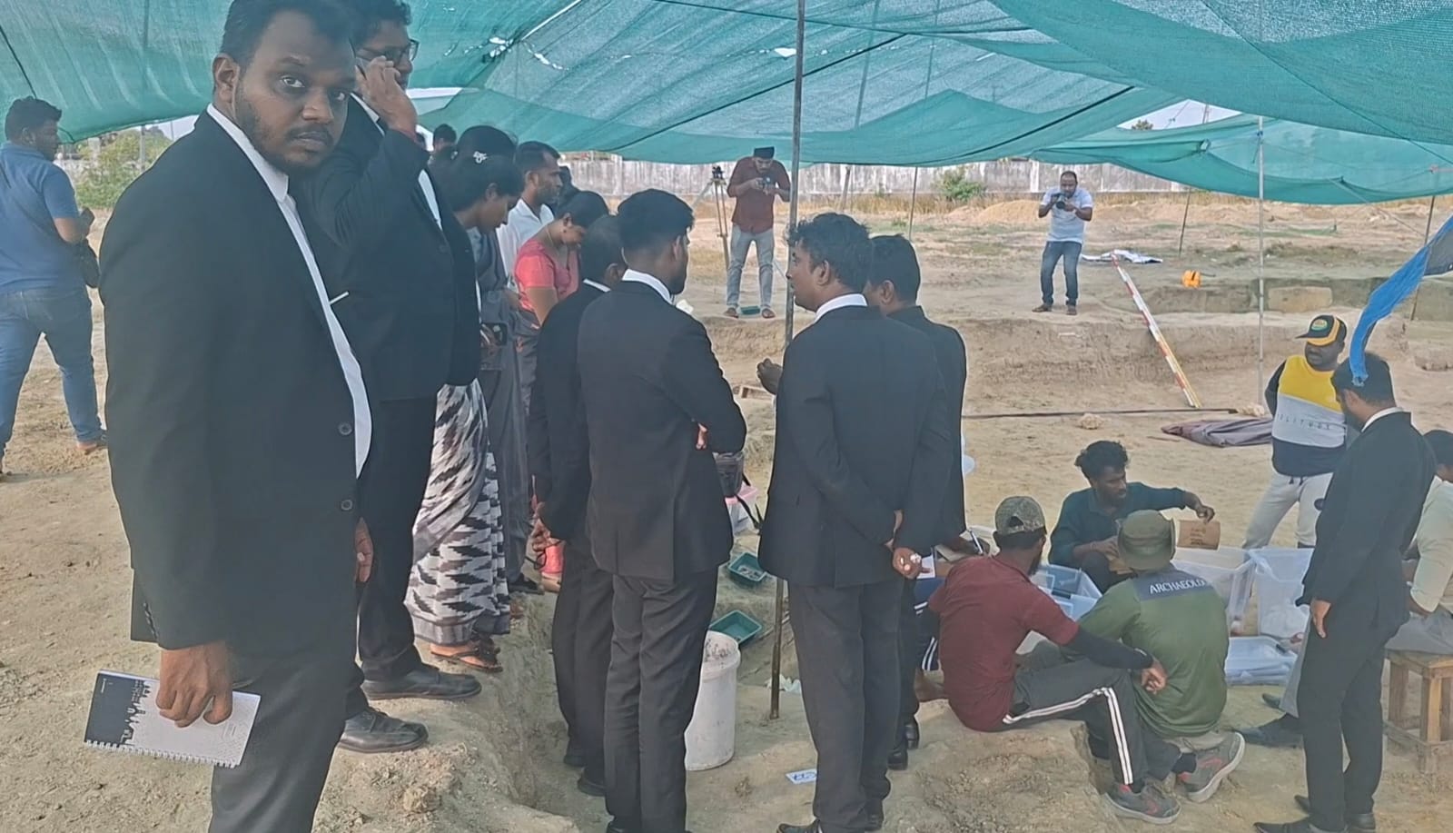 செம்மணி சிந்துபாத்தி மனிதப் புதைகுழி வளாகத்தில் இடம்பெற்ற திறந்த நீதிமன்ற அமர்வு: எட்டு என்புக் கூடுகள் நேற்றும் மீட்பு!