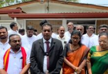 யாழ் மாநகர சபை ஆணையாளர் மற்றும் உத்தியோகத்தர்களின் செயற்பாடுகளை கண்டித்து மாநகர முதல்வர் மற்றும் உறுப்பினர்கள்மாநகர ஆணையாளர் அலுவலகம் முன்பாக