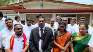 யாழ் மாநகர சபை ஆணையாளர் மற்றும் உத்தியோகத்தர்களின் செயற்பாடுகளை கண்டித்து மாநகர முதல்வர் மற்றும் உறுப்பினர்கள்மாநகர ஆணையாளர் அலுவலகம் முன்பாக