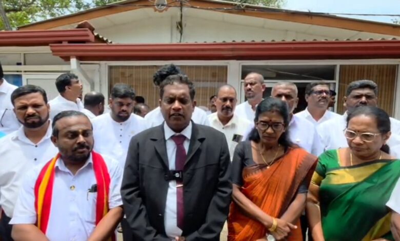 யாழ் மாநகர சபை ஆணையாளர் மற்றும் உத்தியோகத்தர்களின் செயற்பாடுகளை கண்டித்து மாநகர முதல்வர் மற்றும் உறுப்பினர்கள்மாநகர ஆணையாளர் அலுவலகம் முன்பாக