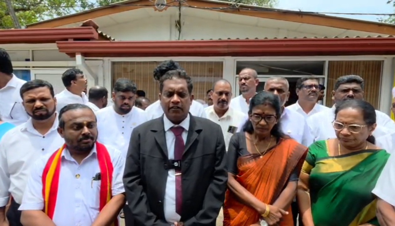 யாழ் மாநகர சபை ஆணையாளர் மற்றும் உத்தியோகத்தர்களின் செயற்பாடுகளை கண்டித்து மாநகர முதல்வர் மற்றும் உறுப்பினர்கள்மாநகர ஆணையாளர் அலுவலகம் முன்பாக