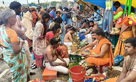 கீரிமலையில் பிதிர்கடன் செலுத்திய மக்கள்!