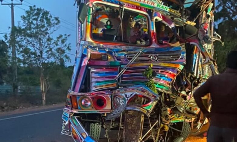 கிளிநொச்சியில் இடம்பெற்ற வாகன விபத்தில் இளைஞன் பலி: மேலும் ஒருவர் வைத்தியசாலையில்!