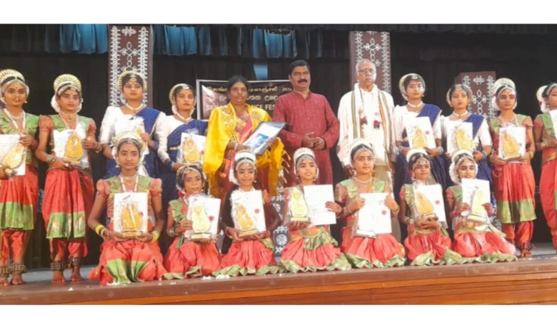 ‘நாட்டிய கலாபமயில்’ விருது பெற்ற மகிழினி குமணன்!
